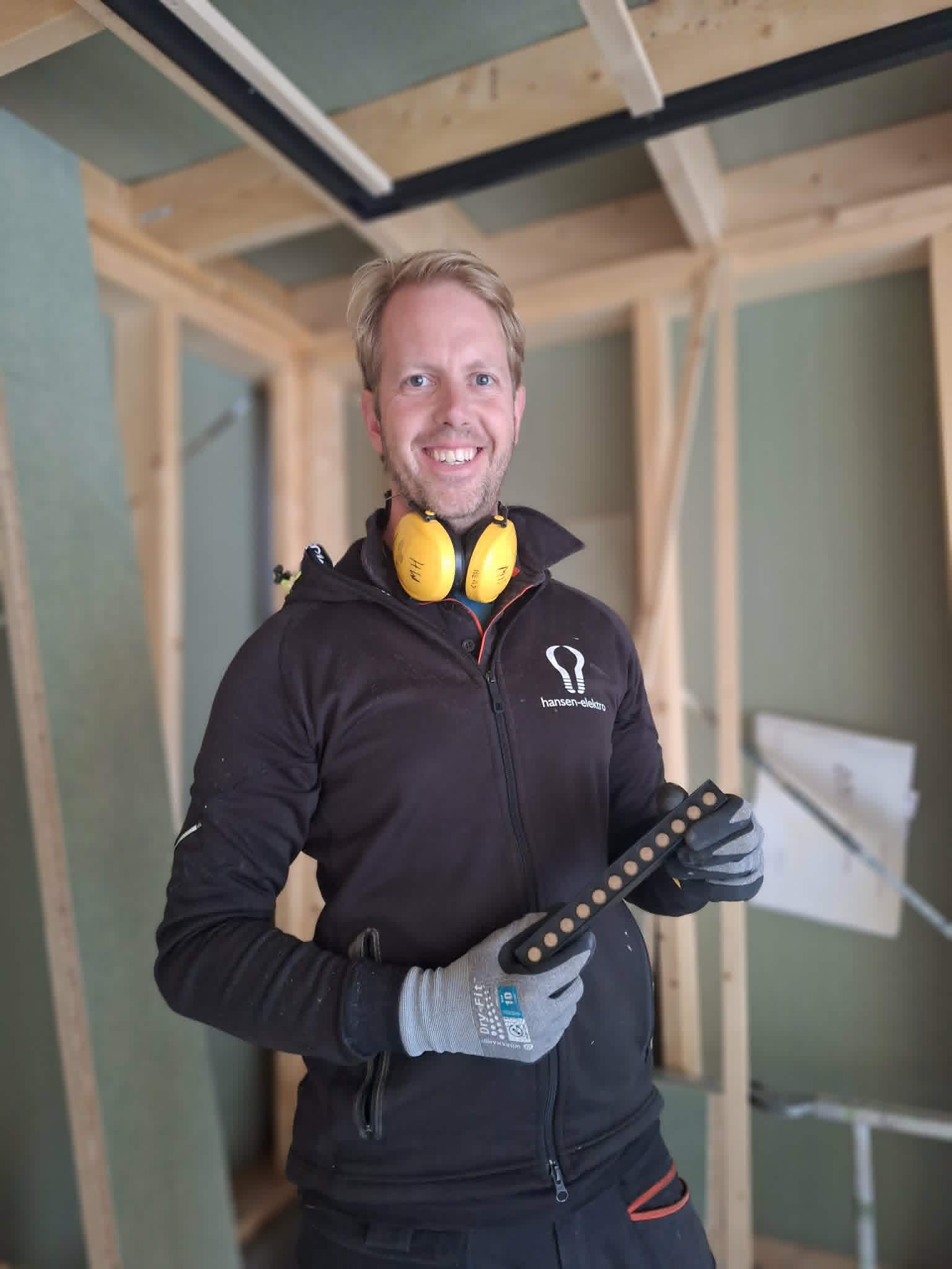 Fagperson fra Hansen-elektro på et oppussingsprosjekt